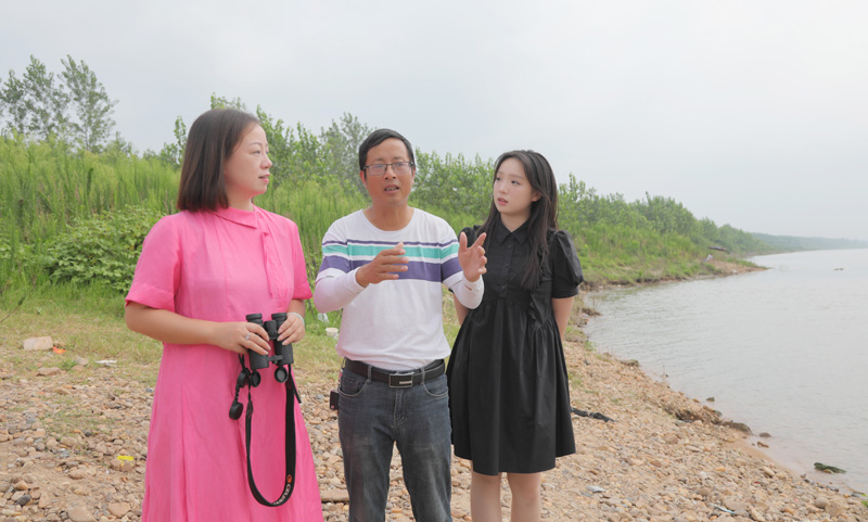 自愿者徐建利（中）向王琼先容外地水域江豚出没情形。。。h49a1755.jpg